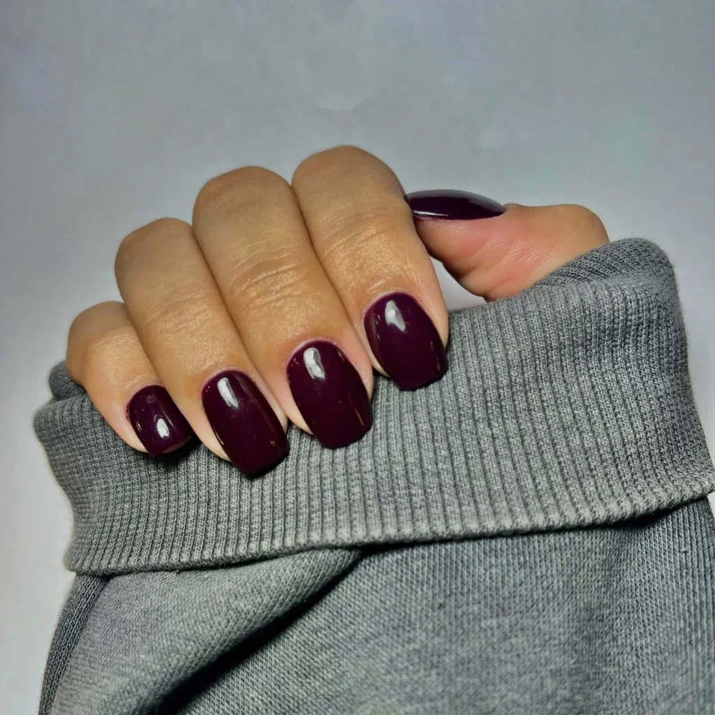 Belle manucure en sortant d'un salon de beauté